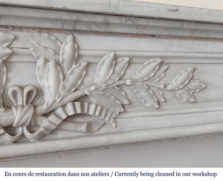 Cheminée de style Louis XVI à couronne de laurier sculptée en marbre de Carrare-3